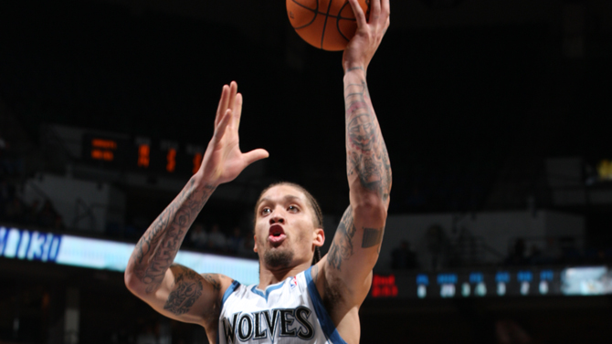 感谢背后的付出，法比奥向国安基地负责洗衣的两位大姐献花（法比奥为国安基地洗衣两位阿姨送花致敬幕后付出）