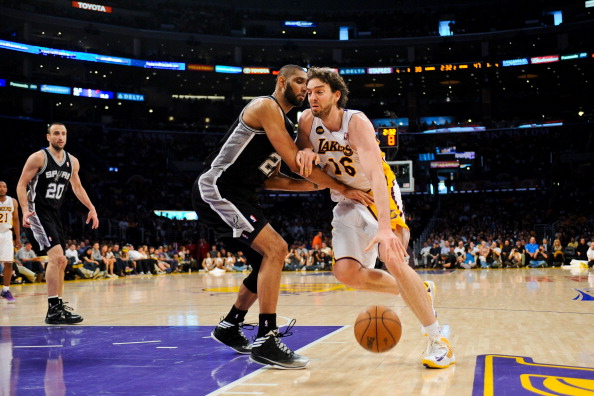 荣耀时刻，网球名将阿尔卡拉斯为迈阿密颁发美职联东部冠军奖杯（荣耀加冕：阿尔卡拉斯为迈阿密颁发美职联东部冠军奖杯）