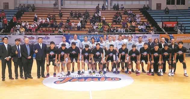 泰州队“苏超”冠军奖杯开启全市巡展，第一站在海陵老街（泰州队“苏超”冠军杯全市巡展启动，首站海陵老街）