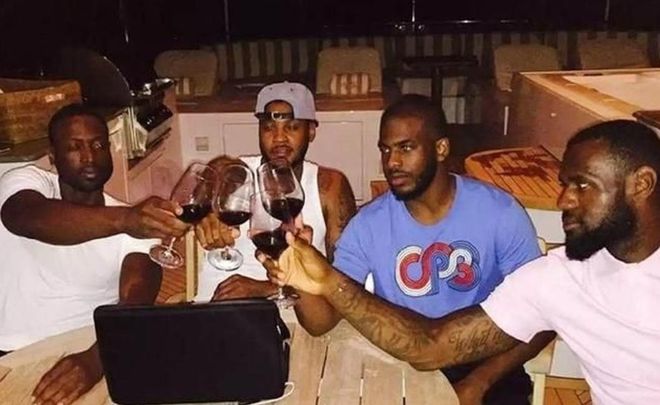 德甲生涯第10次戴帽，凯恩赛后将比赛用球带走收藏（凯恩德甲第10次上演帽子戏法，赛后带走比赛用球留作纪念）