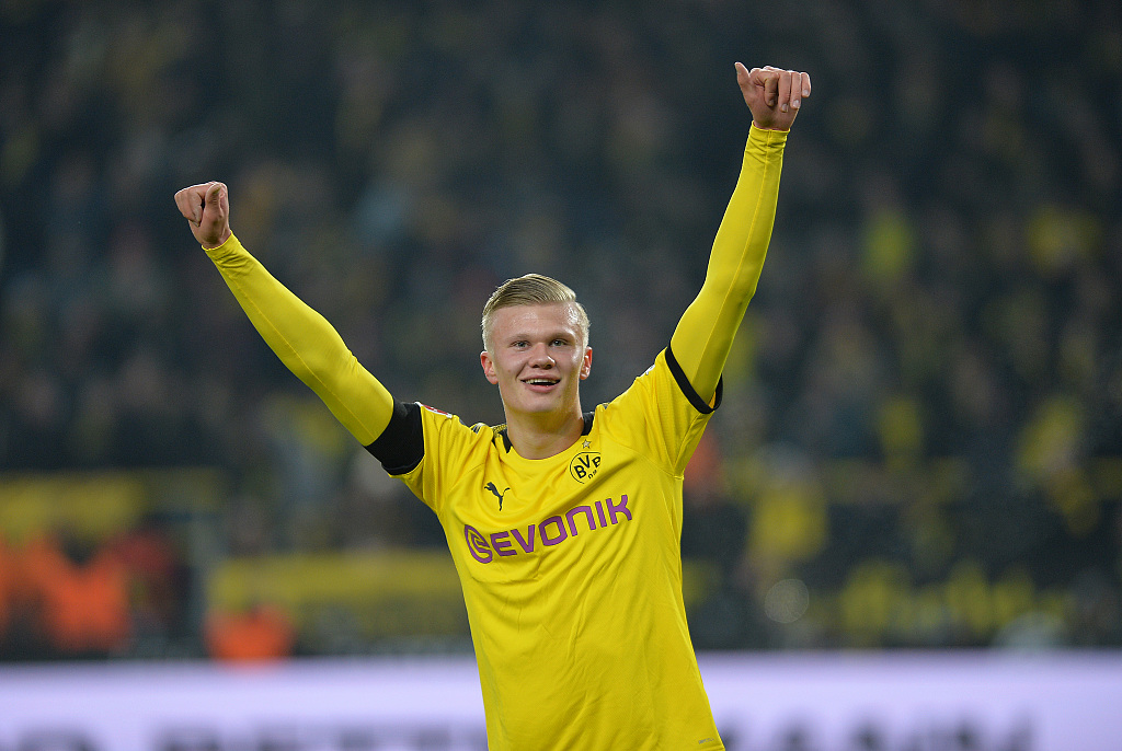 英超中游陷大乱斗！11队仅差6分，曼联利物浦等四队同积26分（英超中游混战白热化：11队分差仅6分，曼联、利物浦等四队同积26分）